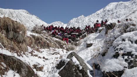 Hermosa-Vista-De-Los-Picos-Del-Himalaya-Y-Los-Montañeros-Del-Himalaya-Sentados-En-El-Medio