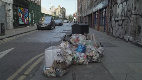 Basura-Doméstica-En-Bolsas-Transparentes-Transparentes-En-Una-Calle-Del-Este-De-Londres