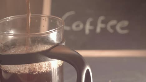 Frischen-Kaffee-In-Eine-Kanne-Gießen