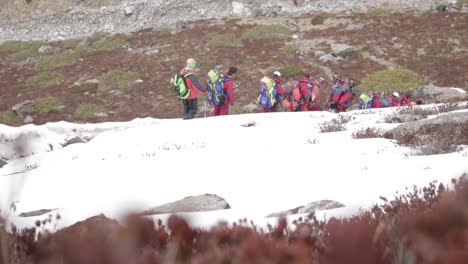 Himalaya-Wanderer-Am-Himalaya-Eisberg-Mit-Ihren-Rucksäcken-Und-Wichtigen-Gütern