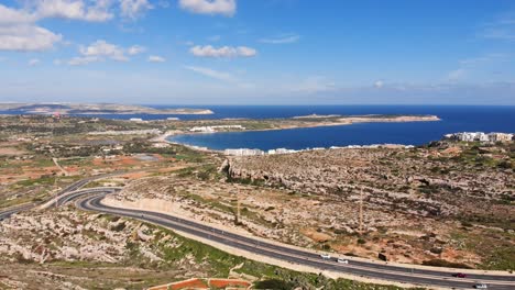 Drohnenvideo-Aus-Der-Luft-Aus-Malta-Mit-Blick-Auf-Die-Bucht-Von-Mellieha