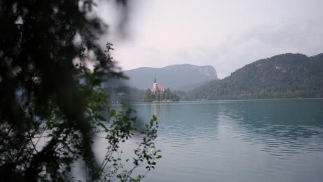 Schöner-See-Blutete-Bei-Sonnenaufgang-In-Slowenien