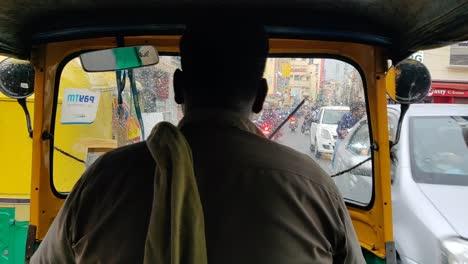 Vista-Desde-El-Asiento-Trasero-Del-Auto-Rickshaw