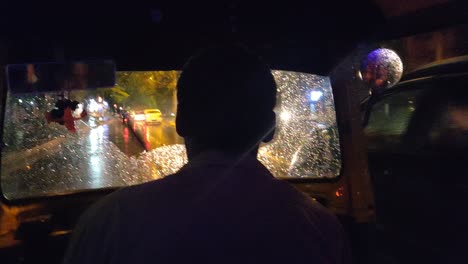 Vista-Desde-Un-Auto-Rickshaw-En-Una-Calle-En-Varanasi,-India