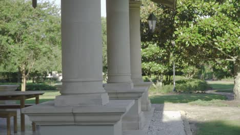 Columnas-De-Piedra-De-Estilo-Toscano-En-El-Exterior-Con-árboles-En-Segundo-Plano.