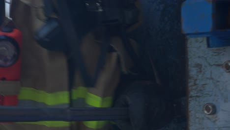 Feuerwehrmann-Bricht-Eine-Metalltür-In-Einem-Brennenden-Gebäude-Auf,-Um-Ein-Feuer-Zu-Bekämpfen