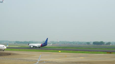 airport-runway-daily-activity-,-prepare-for-takeoff