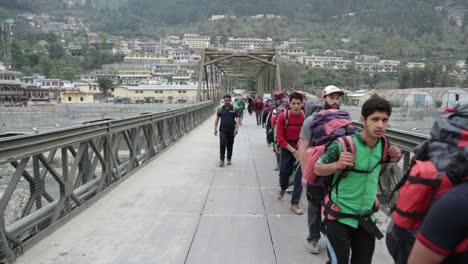 Auf-Dem-Weg-Zum-Wanderweg-über-Die-Brücke