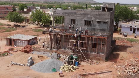 Bauarbeiter,-Die-Auf-Einem-Gebäudedach-Arbeiten,-In-Indien-Müssen-Bauarbeiter-Keine-Sicherheitskleidung-Bei-Der-Arbeit-Tragen