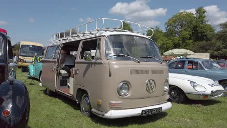 Old-School-Volkswagen-Camper-Van-Beim-Transport-Festival-2