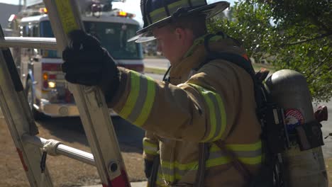 Feuerwehrleute-Stehen-Neben-Einer-Rettungsleiter-Und-Bereiten-Sich-Darauf-Vor,-Auf-Eine-Notsituation-Zu-Reagieren