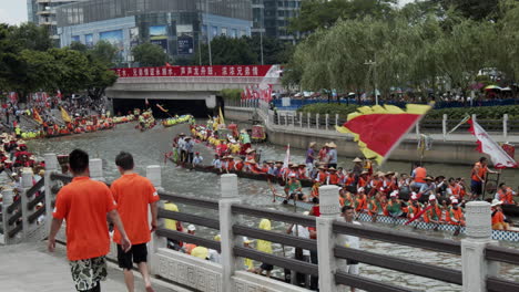 Chinesen-Paddeln-Und-Trommeln-Auf-Einem-Drachenboot-Während-Des-Drachenbootfestivals-In-Der-Innenstadt-Von-Guangzhou,-Guangdong,-China