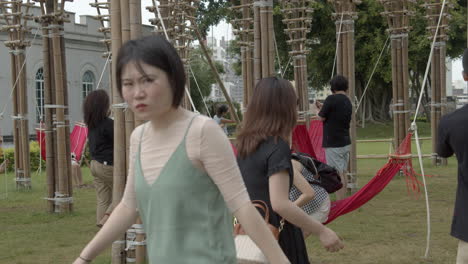 Turistas-Que-Usan-Hamacas-En-Un-área-De-Parque-En-La-Cima-De-La-Fortaleza-Del-Monte-En-Macau-Sar,-China