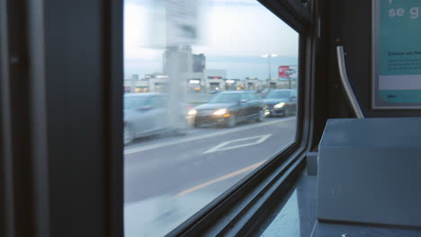 Editorial,-4k-Blick-Durch-Ein-Busfenster,-Gefilmt-Von-Einem-Fahrgast-Während-Der-Bus-Fährt