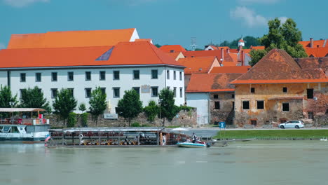 Tourist-timber-raft-on-Drava-river-in-Maribor,-Slovenia