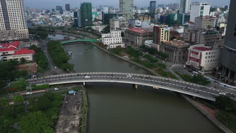 Eine-Von-13-Drohnenaufnahmen-Der-Khanh-Hoi-Brücke,-Die-Den-Tau-Hu-Kanal-überquert-Und-Die-Bezirke-1-Und-4-In-Ho-Chi-Minh-Stadt-Verbindet