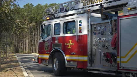 Feuerwehrauto-Fährt-Mit-Eingeschalteter-Notbeleuchtung,-Um-Auf-Einen-Brandnotfall-Zu-Reagieren