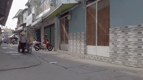 Mañana-En-Un-Camino-Estrecho-La-Gente-Se-Está-Preparando-Para-El-Trabajo