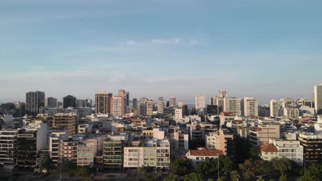 Luftbild-Des-Ipanema-Viertels-In-Rio-De-Janeiro-Und-Des-Stadtsees-Mit-Hoch--Und-Flachbauten-Bei-Sonnenaufgang