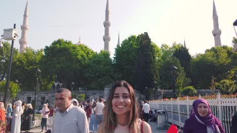 Video-De-Hiperlapso:-Personas-No-Identificadas-Caminan-Y-Exploran-La-Mezquita-Azul-O-La-Mezquita-Del-Sultán-Ahmet,-Un-Punto-De-Referencia-Popular-En-Estambul,-Turquía