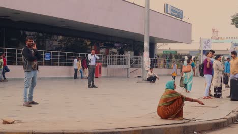 Menschen-Warten-Auf-Fahrzeuge-Außerhalb-Der-U-Bahnstation-Kempegowda-Majestätische-Bengaluru-Morgenzeit