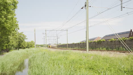 Ein-Niederländischer-&quot;intercity&quot;-zug-Fährt-In-Voorhout-Vorbei