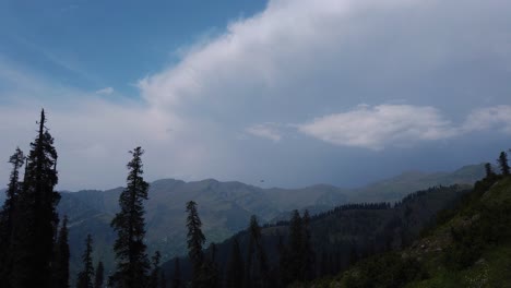Wolken-Auf-Dem-Gipfel-Des-Berges-In-Kaschmir