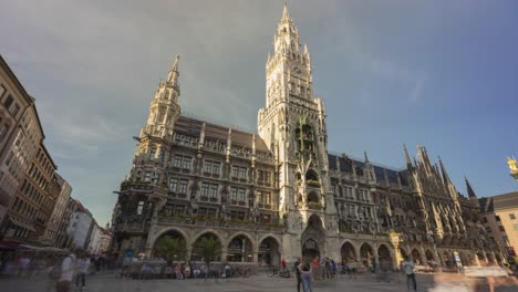 Lapso-De-Tiempo-De-Turistas-Caminando-En-Marienplatz-En-Munich,-El-Nuevo-Ayuntamiento-O-La-Vista-De-Rathaus-München-Frente-Al-Ayuntamiento