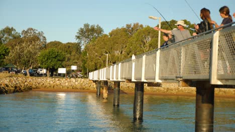 Touristen-Sitzen-Auf-Point-Lookout-North-Stradbroke-Island,-Queensland,-Australien