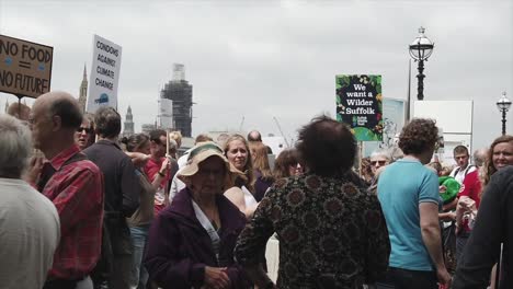 Zeitlupenclips-Von-Demonstranten-Gegen-Den-Klimawandel,-Die-An-Den-Ufern-Der-Themse-Und-Vor-Dem-Parlament-Lobbyarbeit-Betreiben