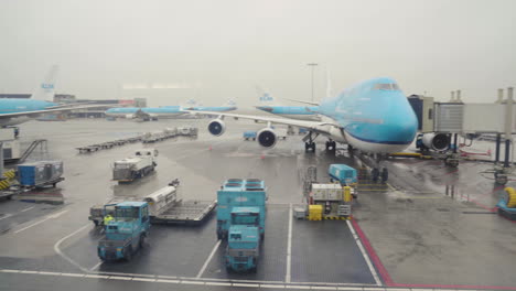 Ein-Toilettenservicefahrzeug-Ist-Unterwegs,-Um-Ein-Flugzeug-Am-Internationalen-Flughafen-Amsterdam-Schiphol-Zu-Warten