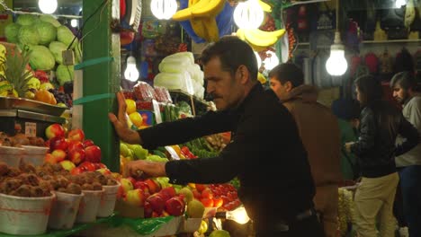 Comerciantes-En-Tajrish-Bazar-Organizando-Frutas-En-Sus-Puestos