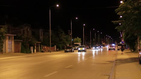 Einsame-Straße-Bei-Nacht-Und-Der-Verkehr-Darauf