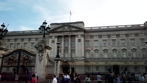 Crowds-of-tourists-at-Buckingham-Palace,-london,-showing-mid-view-of-the-palace-from-Victoria-Memorial-at-the-end-of-The-Mall,-England,-UK,-Europe