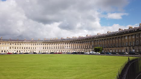 Left-to-Right-Pan-Shot-of-The-Royal-Crescent-in-Bath,-Somerset-on-a-Sunny-Summer’s-Day-with-Blue-Sky-and-White-Clouds