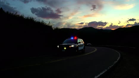 Amerikanisches-Polizeiauto-Im-Dunkeln