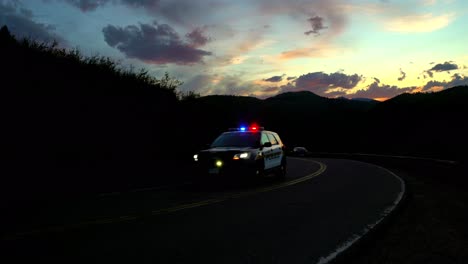 Coche-De-Policía-Americano-En-La-Oscuridad