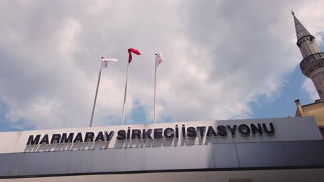 Türkisch,-Staatseisenbahn,-Kommunikationsministerium-Fahnen-Wehen-Auf-Dem-Bahnhof-Marmaray-Sirkeci-In-Istanbul,-Türkei