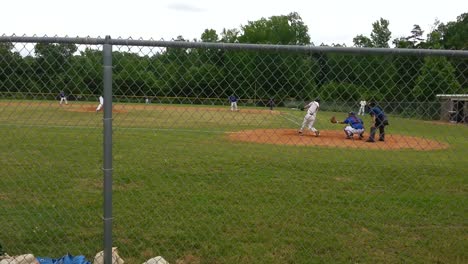 Hombres-Jugando-Béisbol-En-Una-Liga-Recreativa