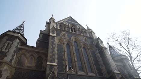 Hermosa-Iglesia-En-Londres,-Inglaterra-En-Un-Día-Soleado