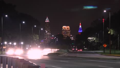 Verkehr-Im-Zeitraffer-Mit-Der-Skyline-Der-Innenstadt-Von-Cleveland-Im-Hintergrund-Bei-Nacht