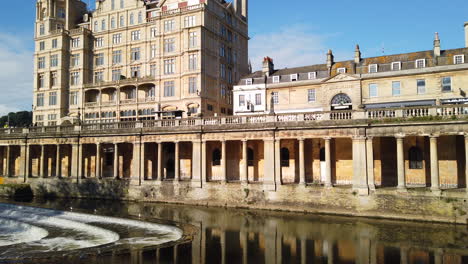 Schwenk-Von-Rechts-Nach-Links-Auf-Pulteney-Wehr-Und-Das-Empire-Hotel-In-Bath,-Somerset-An-Einem-Schönen-Sommermorgen-Mit-Strahlend-Blauem-Himmel