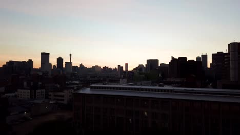 Aufsteigende-Drohnenaufnahmen-Eines-Wunderschönen-Morgens-In-Johannesburg,-Gauteng,-Südafrika