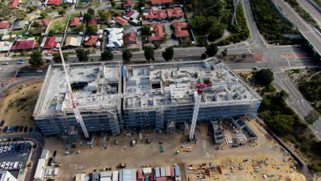 Disparo-Aéreo-De-Drones-Descendiendo-Sobre-El-Sitio-De-Construcción-En-Balcatta-Road,-Perth,-Australia-Occidental