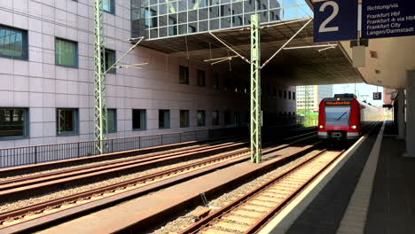 Tranvía-Alemán-4k-Que-Llega-A-La-Estación-De-La-Ciudad-De-Frankfurt