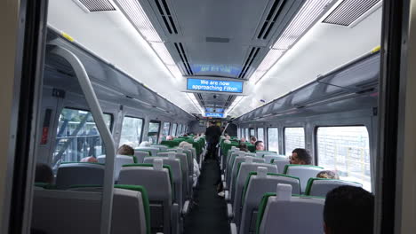 Toma-Interior-Del-Tren-Gwr-Acercándose-A-La-Estación-De-Madera-De-La-Abadía-De-Filton-Con-Puertas-Que-Se-Abren-Para-Revelar-La-Señalización:-Pasajeros