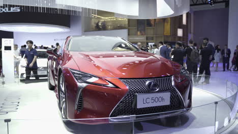Der-Rote-Lexus-Lc-500h-Von-2020-Steht-Auf-Einem-Sockel-Auf-Der-Internationalen-Autoausstellung-2019-In-Shenzhen,-China
