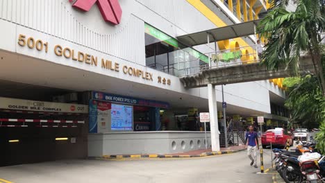 Golden-Mile-Complex-Eingang,-Aufgenommen-In-Singapur,-30.-Juni-19