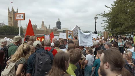 Klimawandel-Demonstranten-Lobbyarbeit-An-Den-Ufern-Der-Themse-Und-Vor-Den-Häusern-Des-Parlaments-Als-Teil-Der-Zeit-Ist-Jetzt-Protestieren