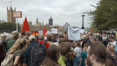 Los-Manifestantes-Del-Cambio-Climático-Cabildean-A-Lo-Largo-De-Las-Orillas-Del-Támesis-Y-Fuera-De-Las-Casas-Del-Parlamento-Como-Parte-Del-Tiempo-Ahora-Es-Protesta